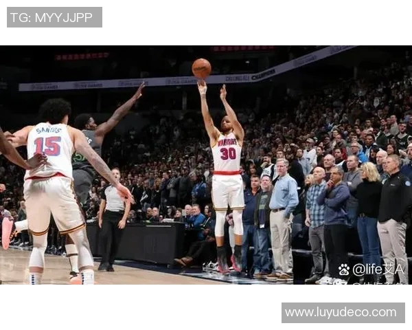 勇士与火箭西部决赛首战激战正酣谁能抢占先机争夺总决赛资格