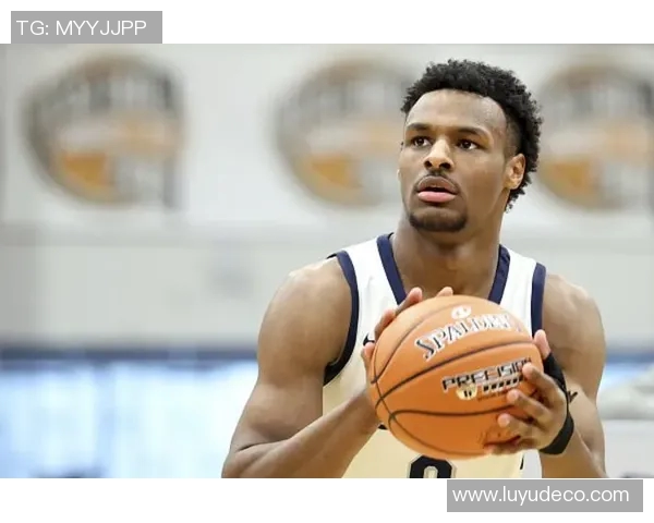 詹姆斯父子同台激动时刻布朗尼正式宣布参加NBA选秀