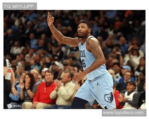 马库斯斯马特带领球队奋勇争先展现领袖风范与拼搏精神