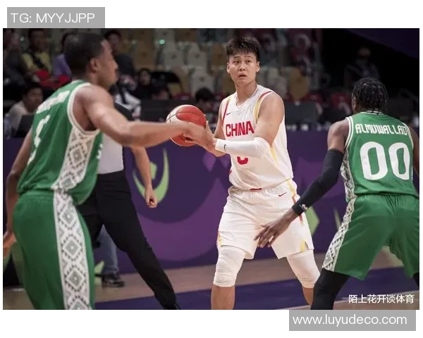 赵睿带领中国男篮奋勇争先展现青春风采与拼搏精神的精彩瞬间
